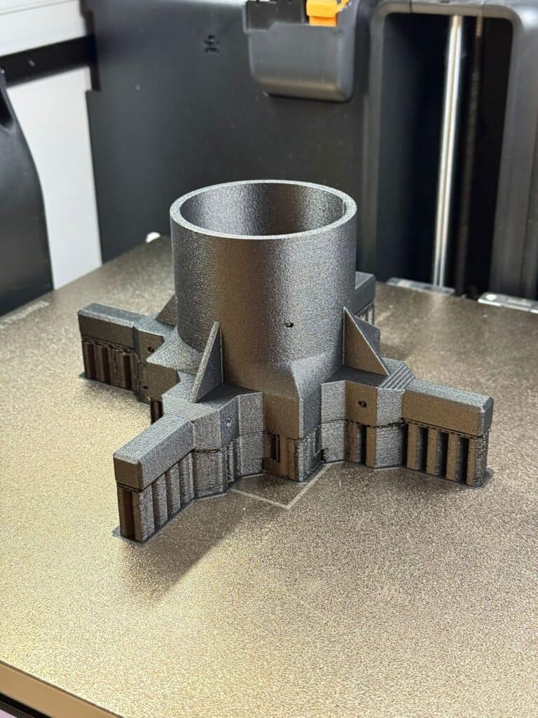 3D tlačený kovový diel s komplexnou štruktúrou na 3D tlačiarni.