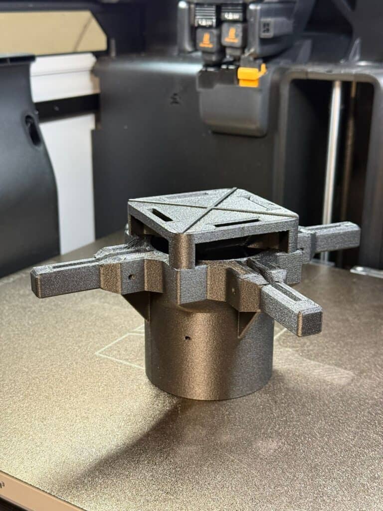 3D tlačový držiak na 3D tlačiarni, presný a stabilný, vhodný pre rôzne projekty.